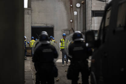 De ME en de demonstranten staan oog in oog.