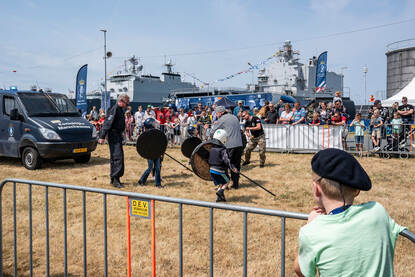 Kinderen vangen een marechaussee, die verkleed is als boef.