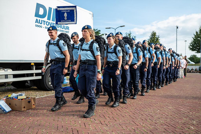 Foto van het marechaussee-detachement dat de vierdaagse wandelt.