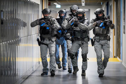 Het arrestatie- en ondersteuningsteam in actie tijdens het schoolshooting-scenario.