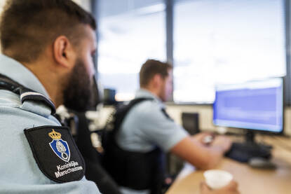 2 collega zitten achter een bureau en werken met BPS.