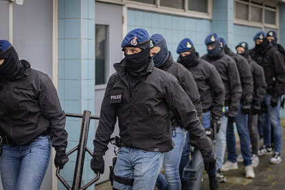 Het OOG-team maakt zich klaar voor een oefening.