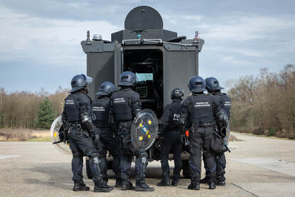 Leden van de Landelijke Bijstand Organisatie staan achter de Manticore.