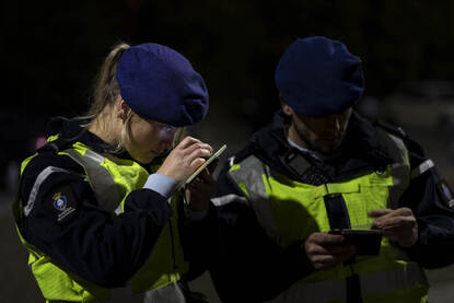 Marechaussee controleert een document