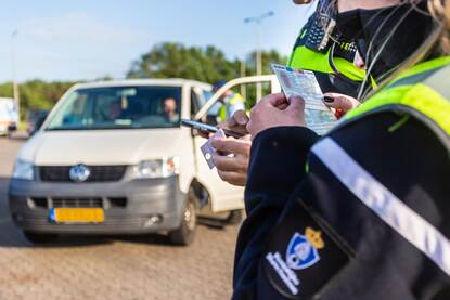 Politie en marechaussee bekijken rijbewijs