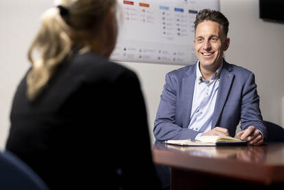 Wietse van Casecoördinatie in gesprek met een cliënt.