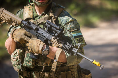 Militair van 101 Marbat in uniform met lang wapen.