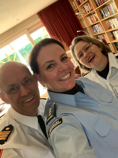 Een selfie van kolonel dr. Dorrestijn. Lachend staat ze tussen haar man (links) en goede vriendin (rechts). Alle drie in verschillende uniformen.