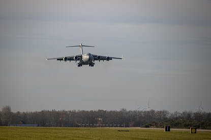 C-17 transportvliegtuig vliegt aan op vliegbasis Woensdrecht.