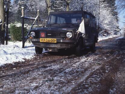 DAF 66 YA van 12 Afdeling Veldartillerie tijdens de winter van 1975 met witte vlak, rode V op de grill en kenteken KP-36-00.