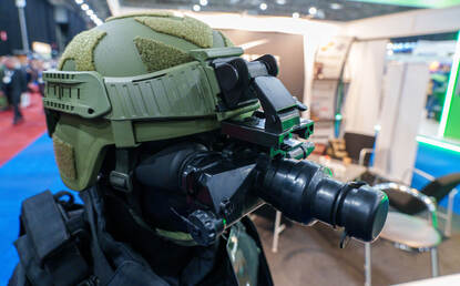 Closeup van groene helm met zwarte nachtkijker.