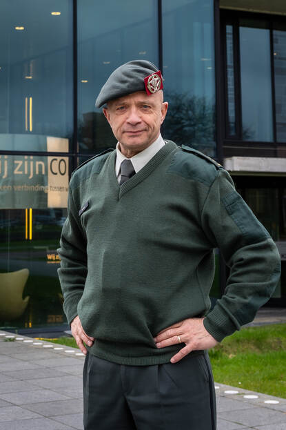 Luitenant-kolonel Klaas Habing in uniform voor een gebouw op de Kromhoutkazerne.
