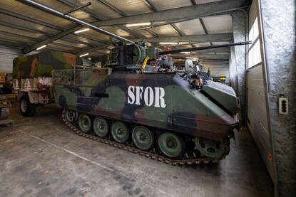YPR-765 met opschrift SFOR.