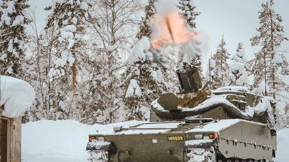 Vurende Zweedse Granatkastarpansarbandvagn 90 in de sneeuw.