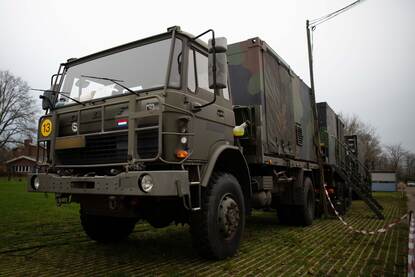 Drie viertonners met servers in vrachtcontainers.