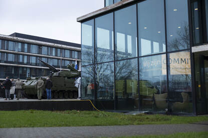 De Skyranger voor het gebouw van COMMIT op de Kromhoutkazerne.