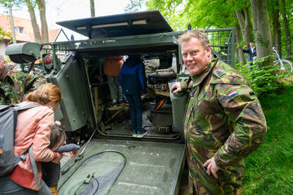 PR-expert Bas rijdt op een YPR tijdens het Vrijheidsdefilé in Wageningen op 5 mei, samen met zijn leerling en opvolger Matthijs.
