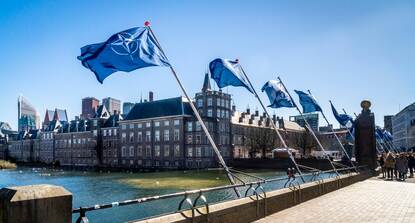 wapperende navo-vlaggen bij de hofvijver