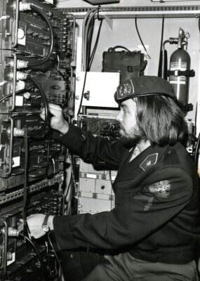 Op de foto regelt een dienstplichtig soldaat een TH3002 telegrafie-eindstation in. Foto is uit 1978.