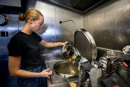 Vier foto’s met een vlootcollega die op een bootjes schiet, een gewonde marinier die medisch wordt geholpen en collega’s aan het werk in de kombuis.