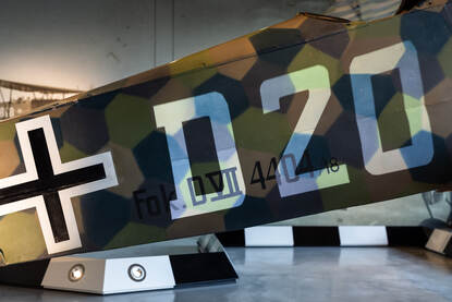 De twee mogelijke registratienummers worden op de Fokker geprojecteerd: D-20 en D-28.