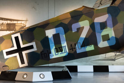 De twee mogelijke registratienummers worden op de Fokker geprojecteerd: D-20 en D-28.